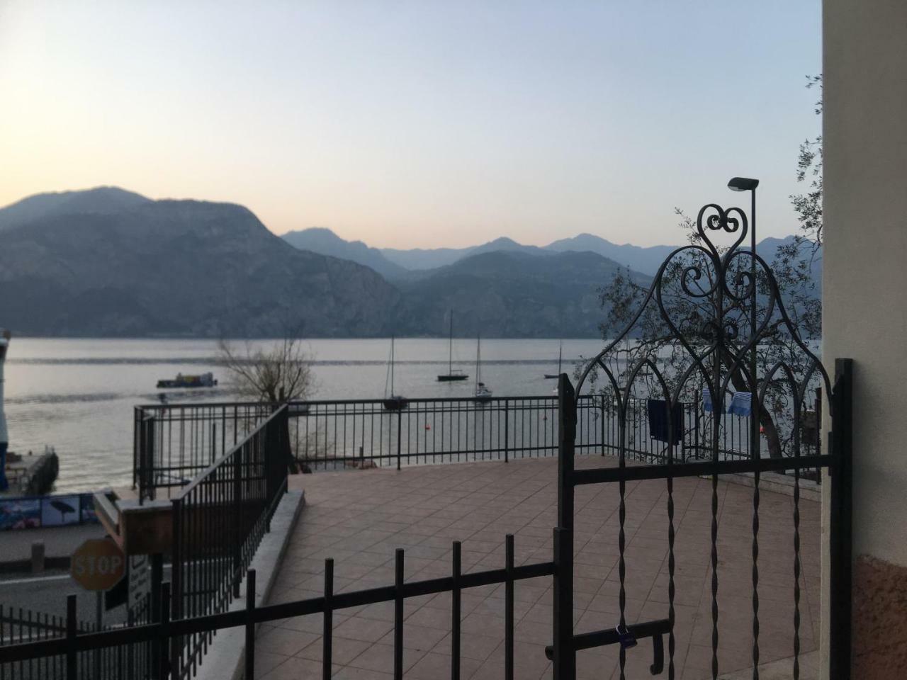 Casa Ines Fronte Lago Aparthotel Brenzone sul Garda Exterior photo