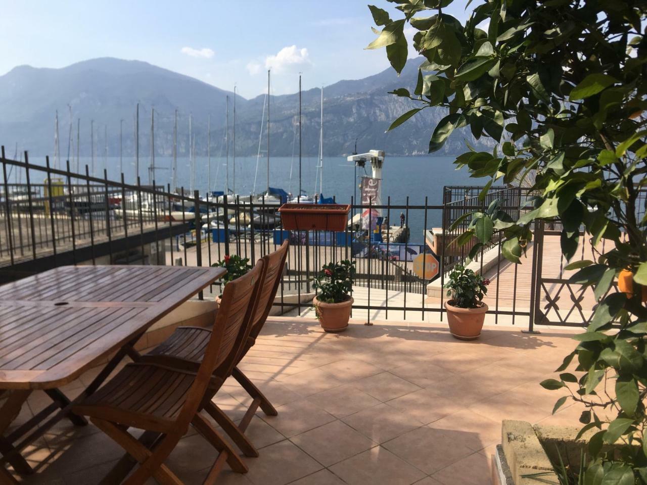 Casa Ines Fronte Lago Aparthotel Brenzone sul Garda Exterior photo